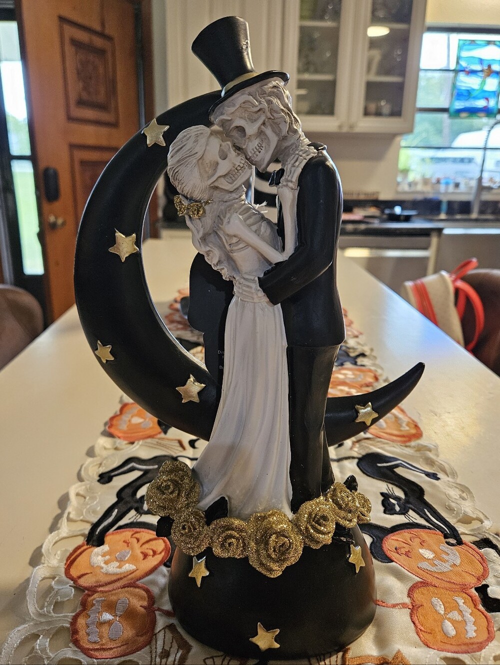 Gothic Skeleton Bride & Groom Kissing on Crescent Moon Figurine – Day of the Dea
